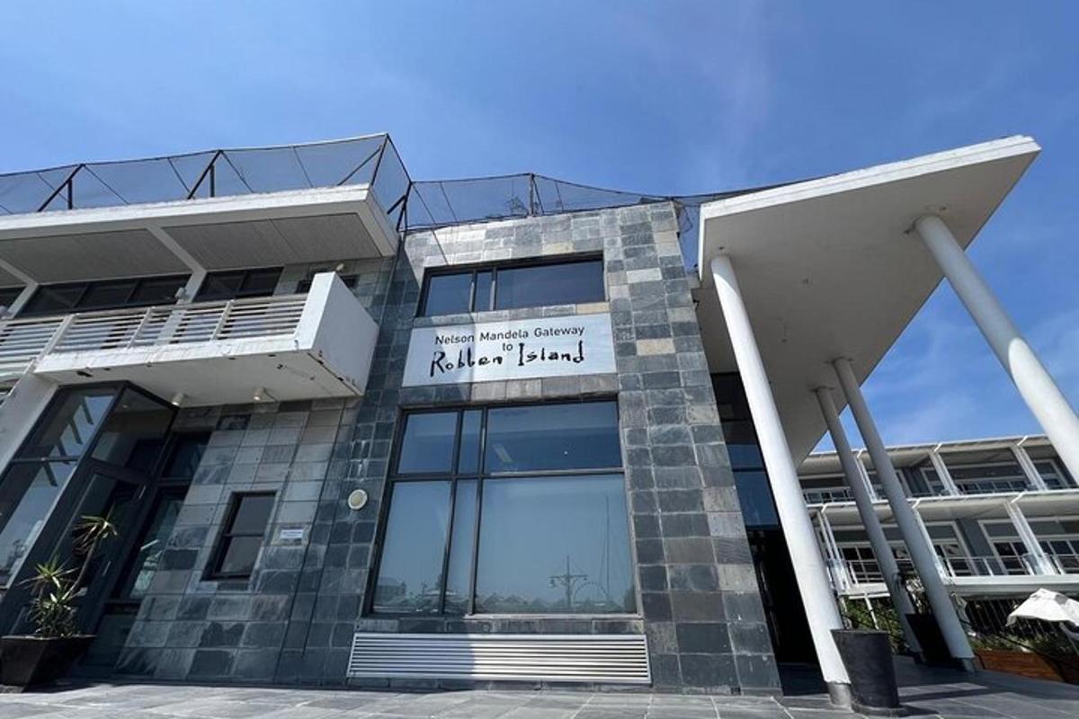 un edificio con un cartello sulla facciata