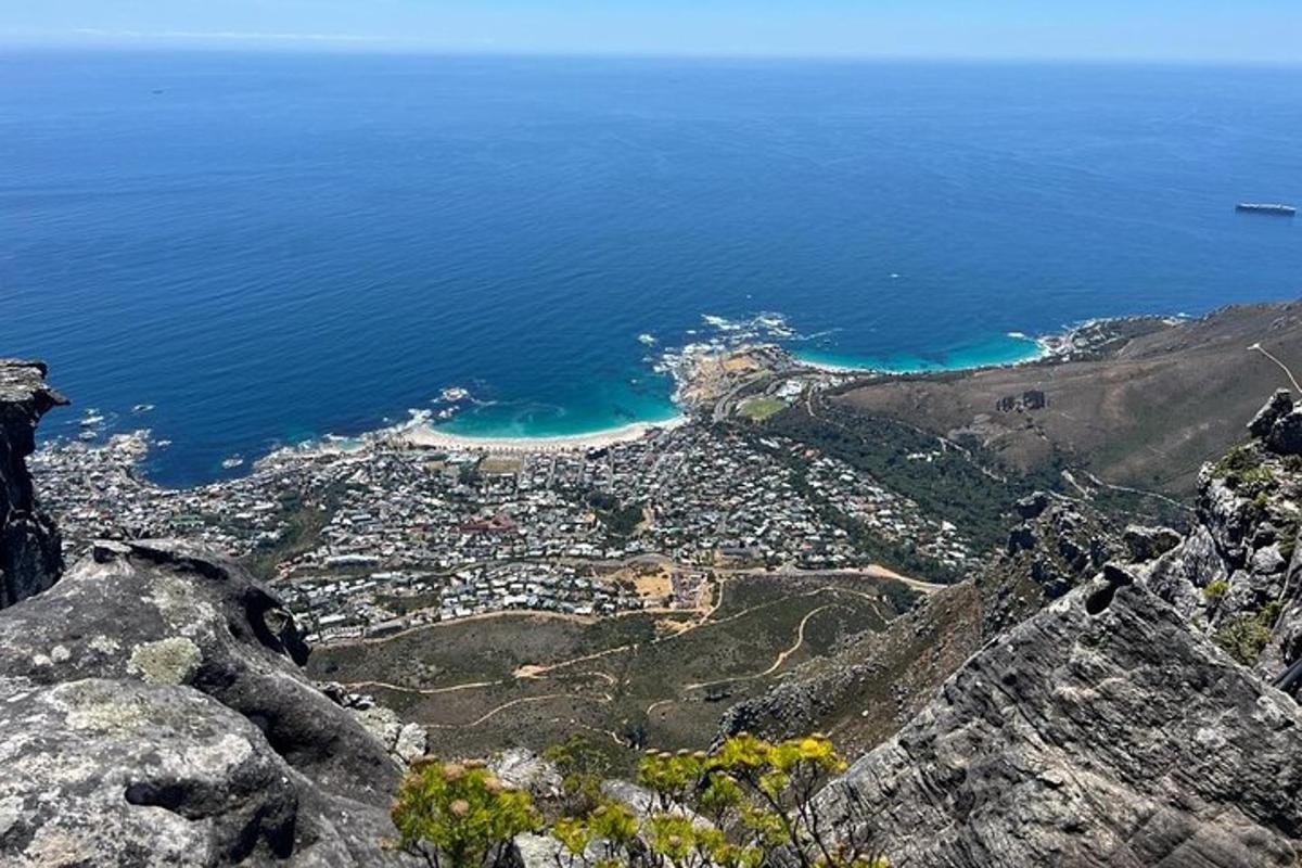 una vista di una città dalla cima di una montagna