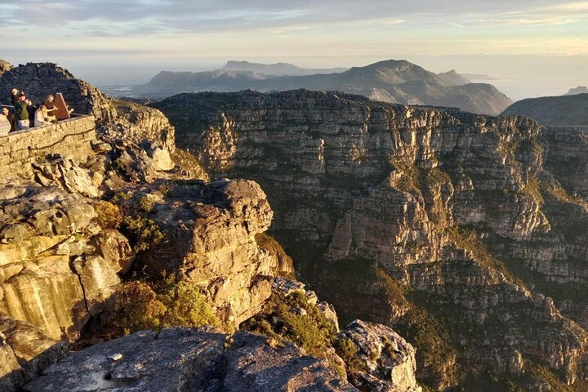 mensen die op de rand van de Grand Canyon zitten