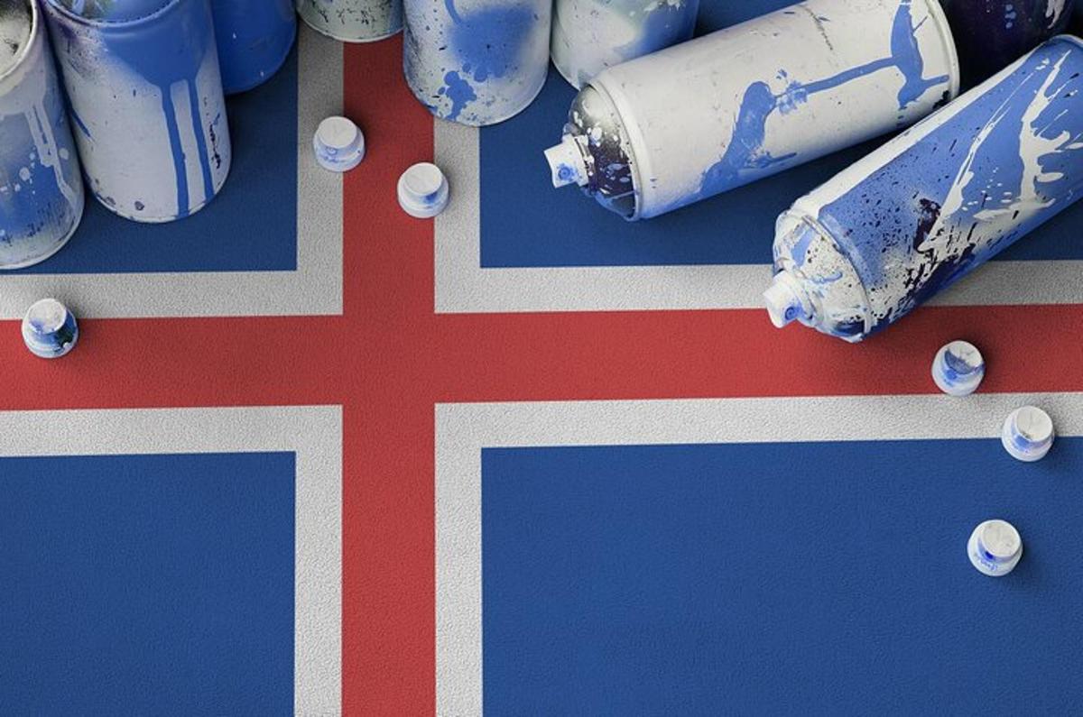hópur af bláum og hvítum dósum ofan á fána