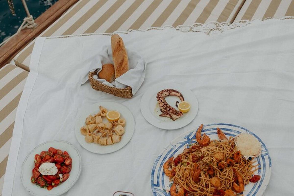 un tavolo con piatti di cibo su una tovaglia bianca
