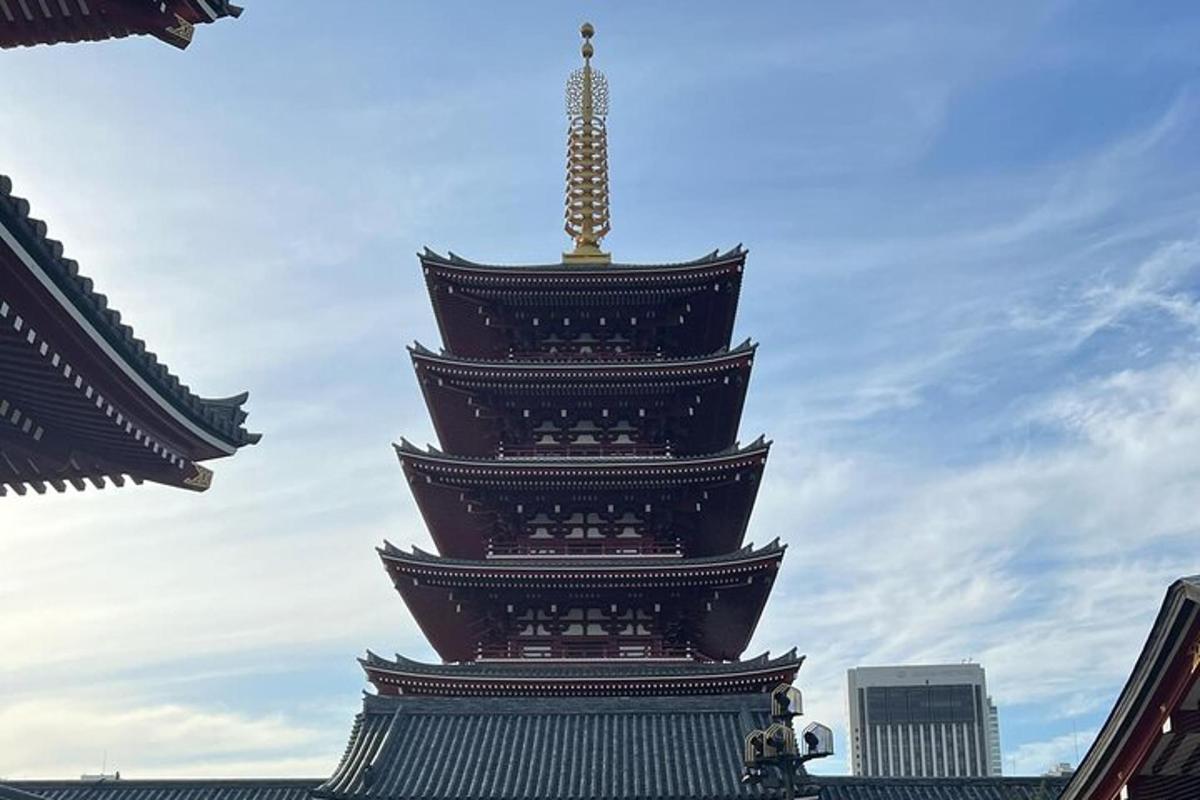 um edifício alto com uma torre no topo
