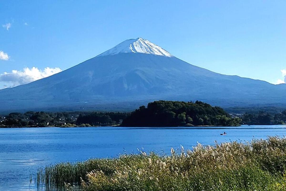 gunung dengan tasik di hadapannya