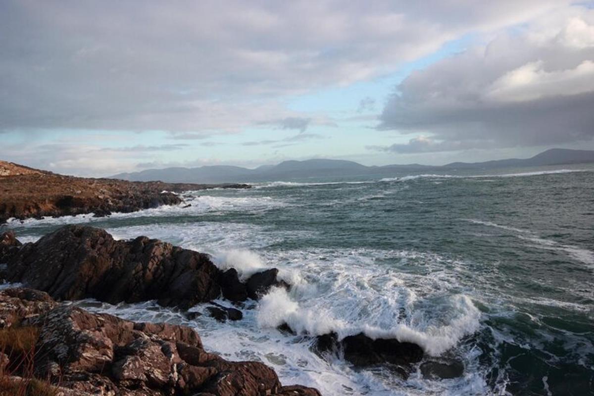 una playa con olas rompiendo en las rocas