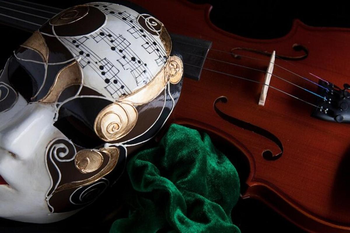 un'immagine di uno strumento musicale accanto a un violino