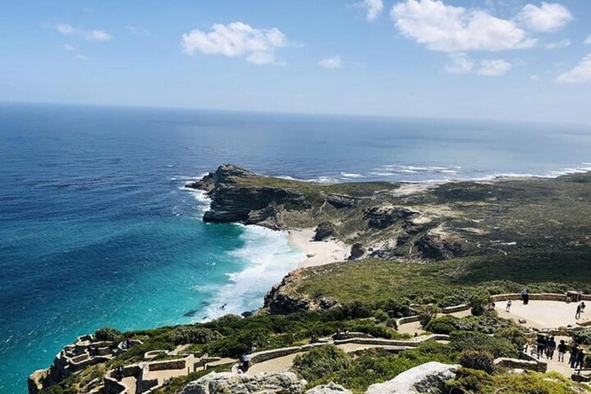 zračni pogled na plažo in ocean