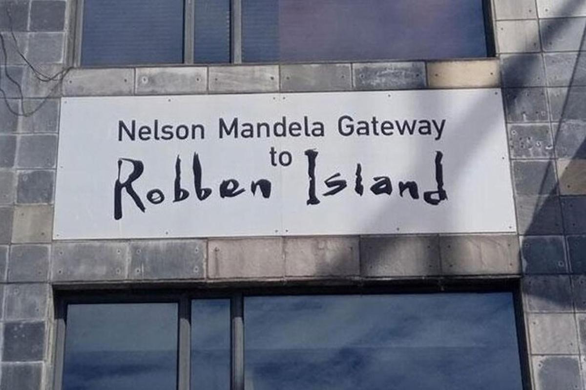 cedule na budově s nápisem „Galerie Nelsona Mandely“ na Railway Island