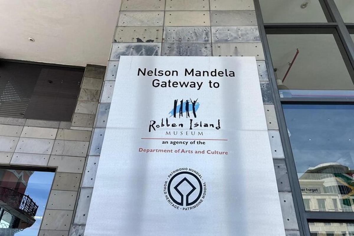 cedule pro bránu Nelsona Mandely do muzea Rikers Island