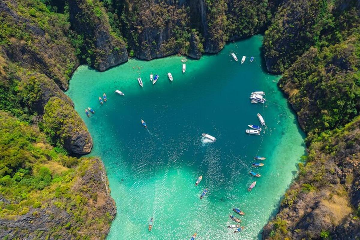 Una vista aérea de un grupo de barcos en un río.