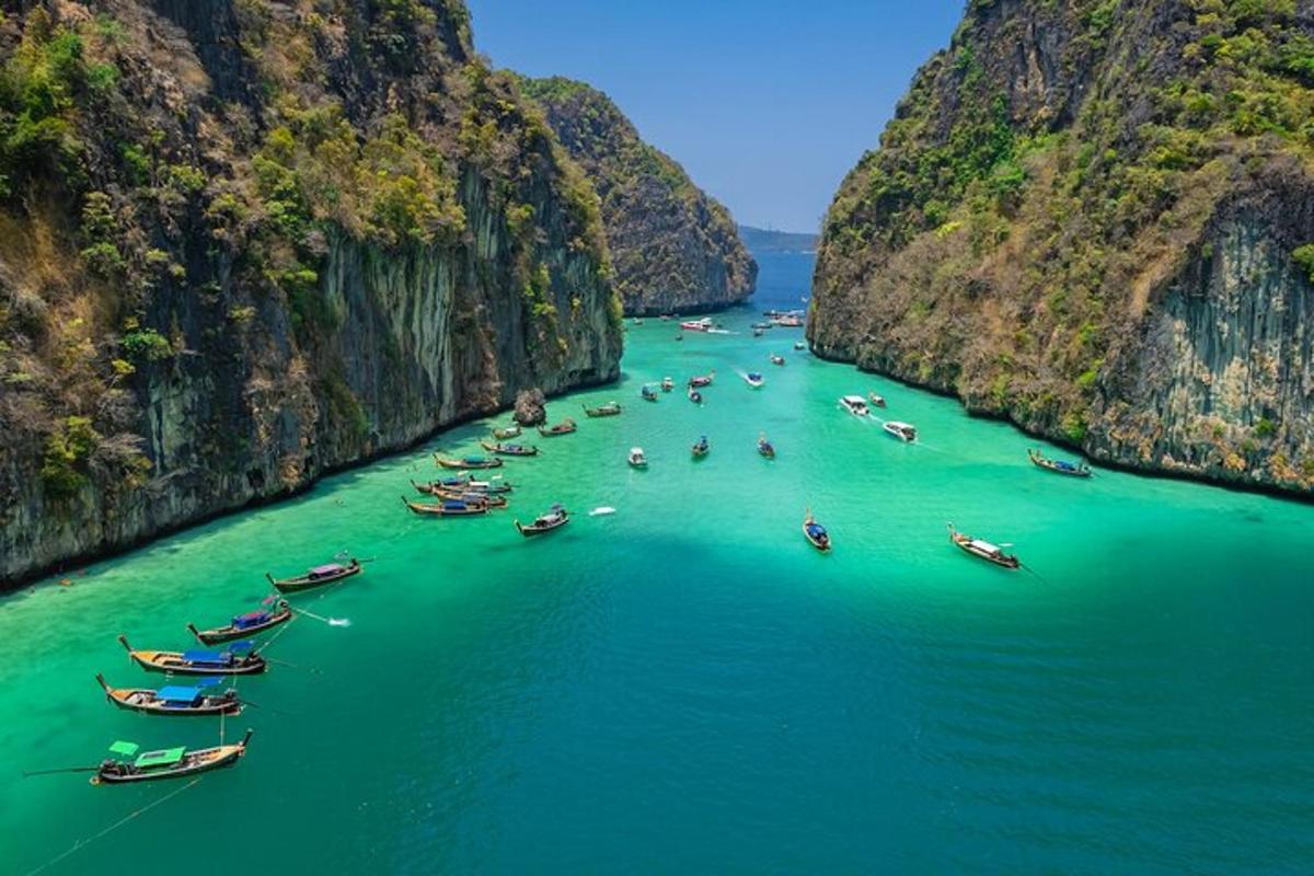 กลุ่มเรือในแม่น้ำระหว่างหน้าผาสองแห่ง