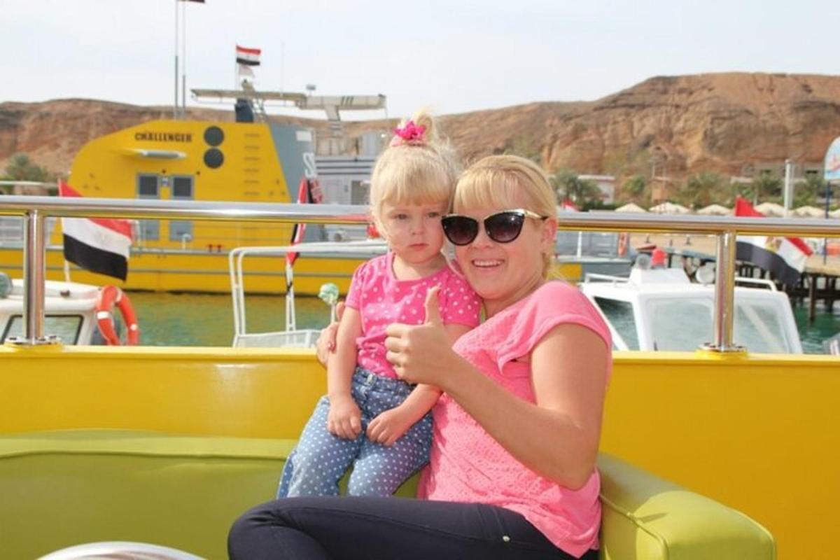 una donna e una bambina sedute su una barca
