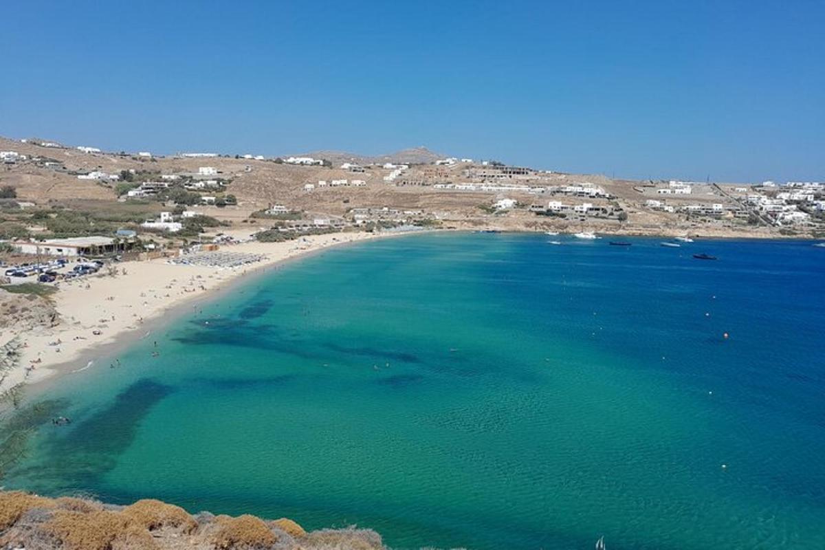 una vista aerea di una spiaggia con barche in acqua