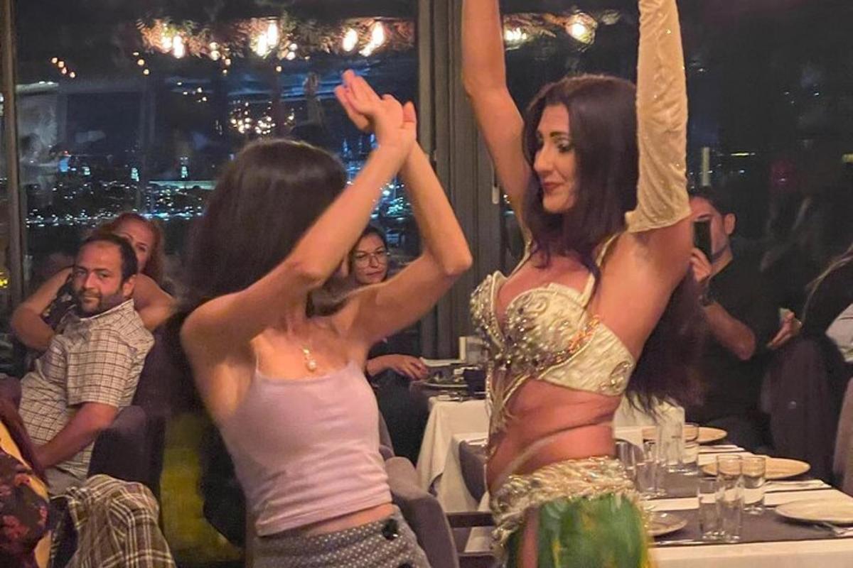 due donne in costume che ballano a una festa
