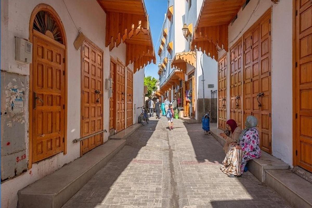 hópur fólks situr á götu í göngustræti