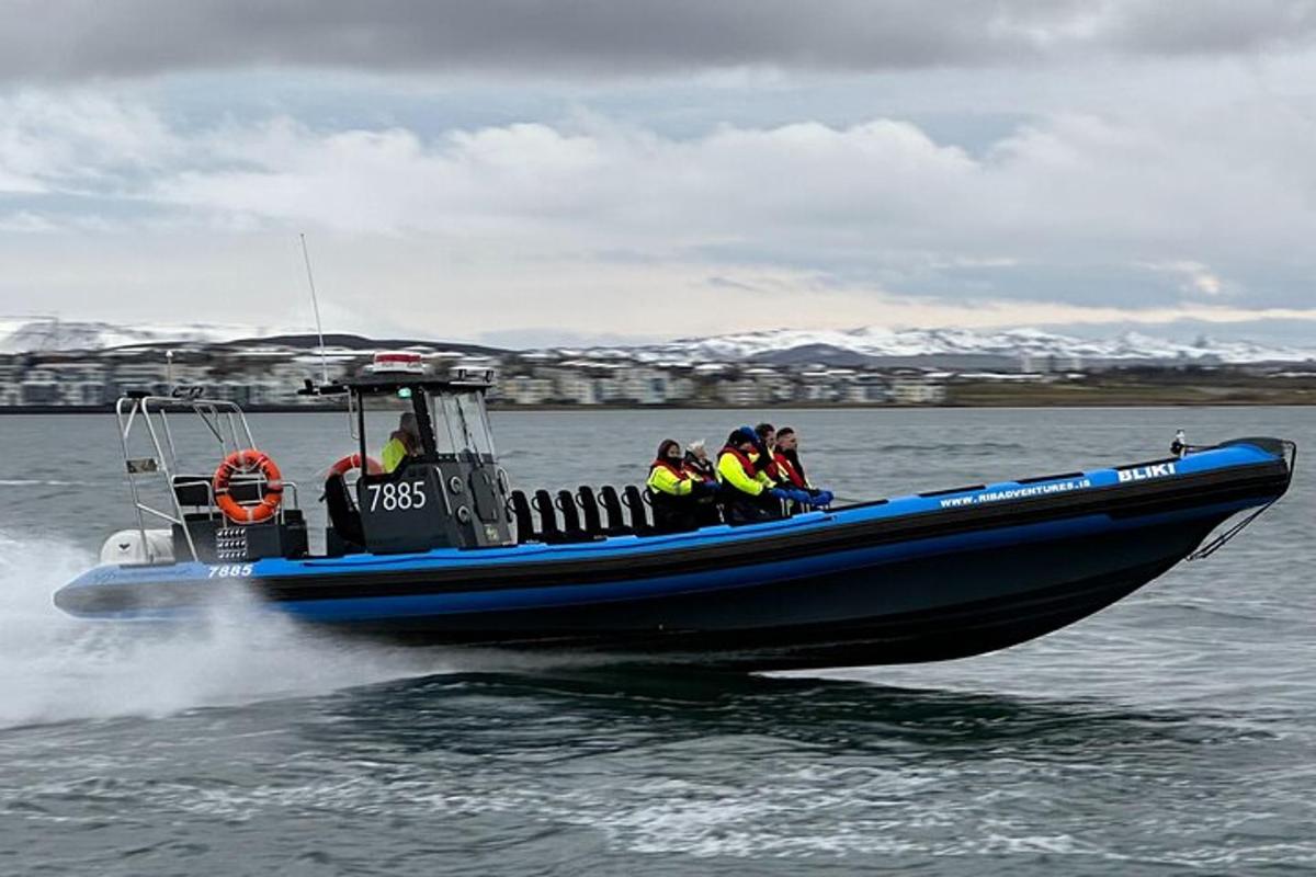 um grupo de pessoas em um barco azul na água