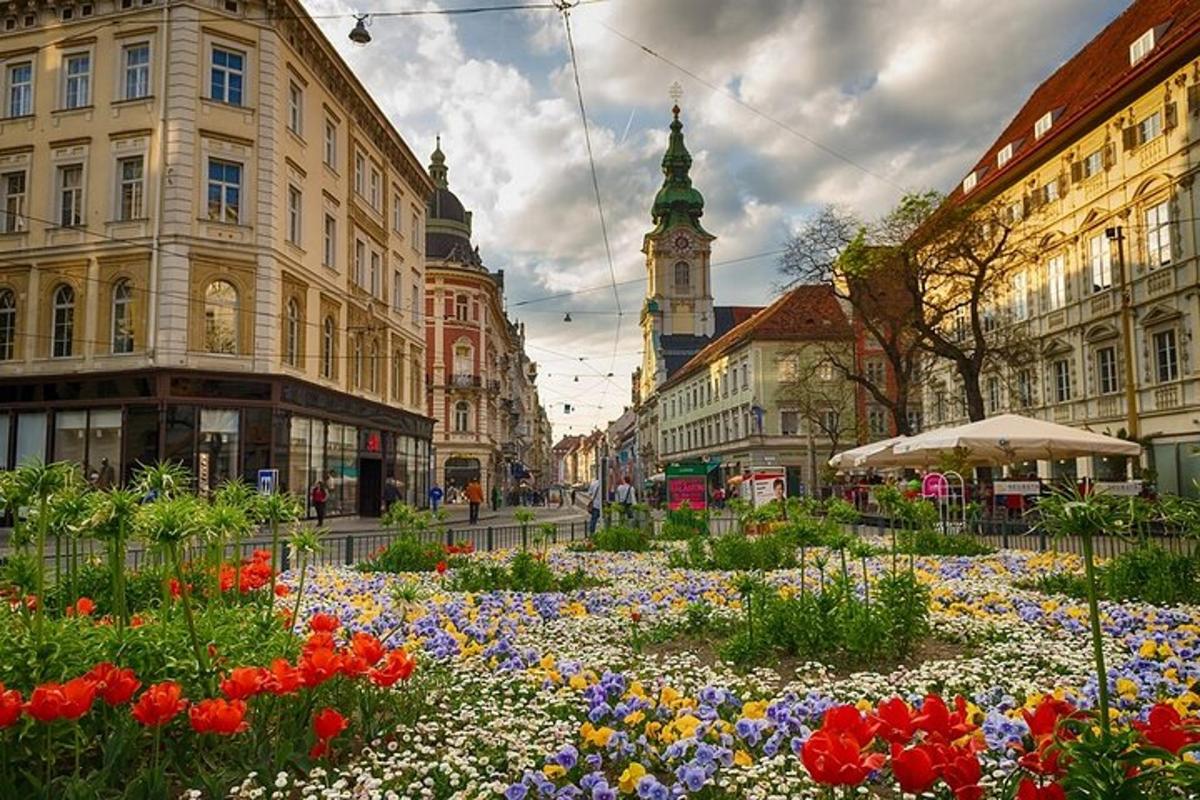 una strada cittadina con un giardino di fiori