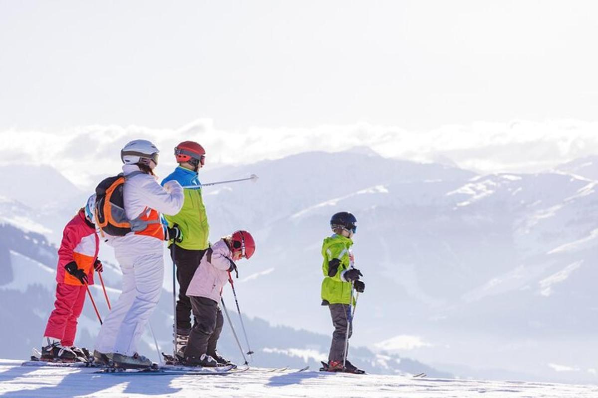 um grupo de pessoas em pé no topo de uma montanha coberta de neve