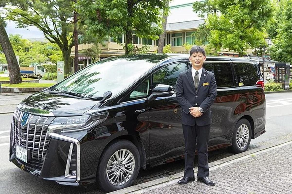 um homem de terno parado ao lado de um carro