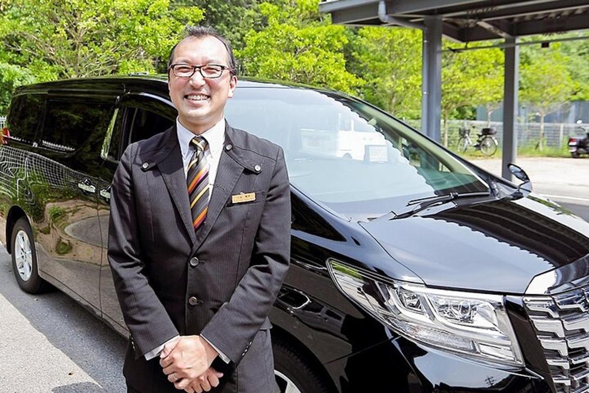 um homem de terno e gravata parado na frente de um carro