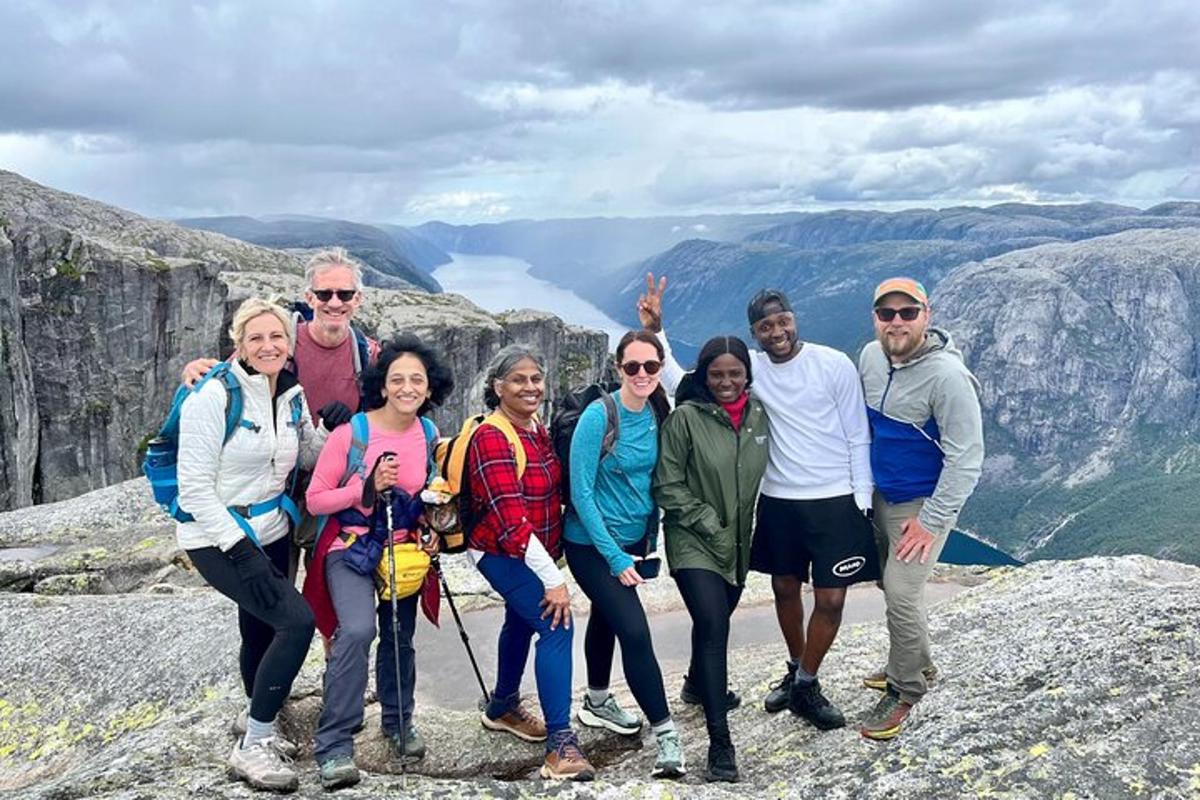 hópur fólks sem stendur uppi á fjallstindi