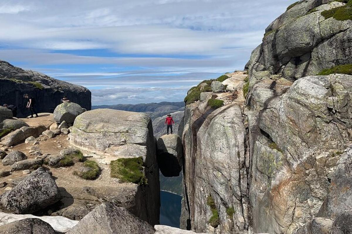 hópur fólks sem stendur uppi á fjallstindi