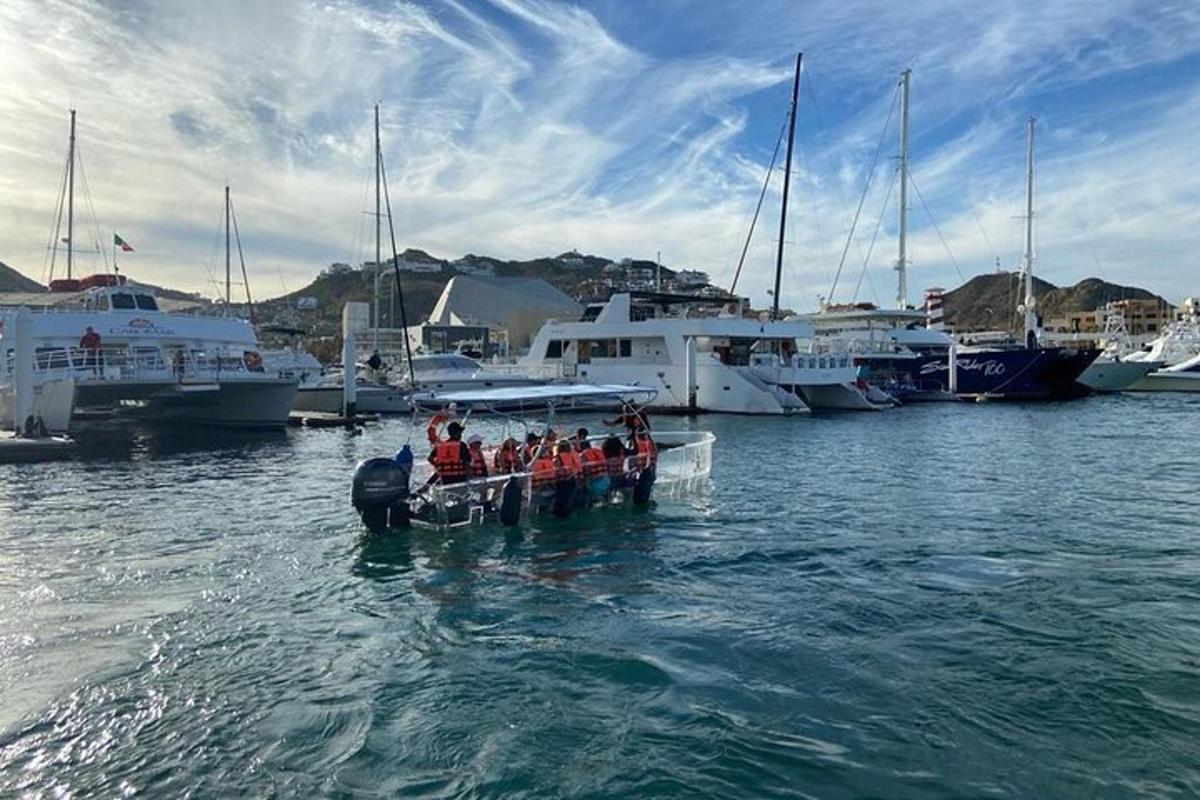 un grupo de personas en un bote en el agua