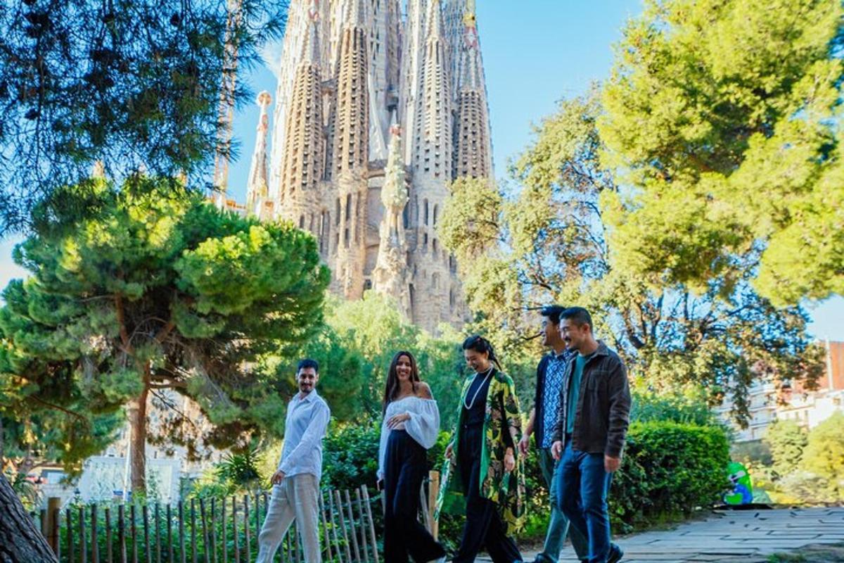 Un grupo de personas de pie frente a una catedral.