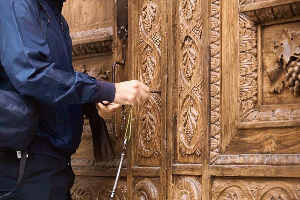 um homem está trabalhando em uma porta de madeira