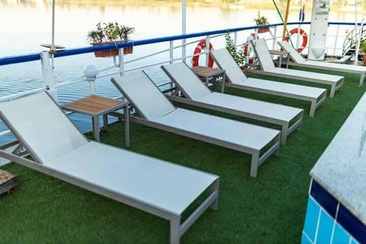 một hàng ghế dài màu trắng trên một con tàu du lịch