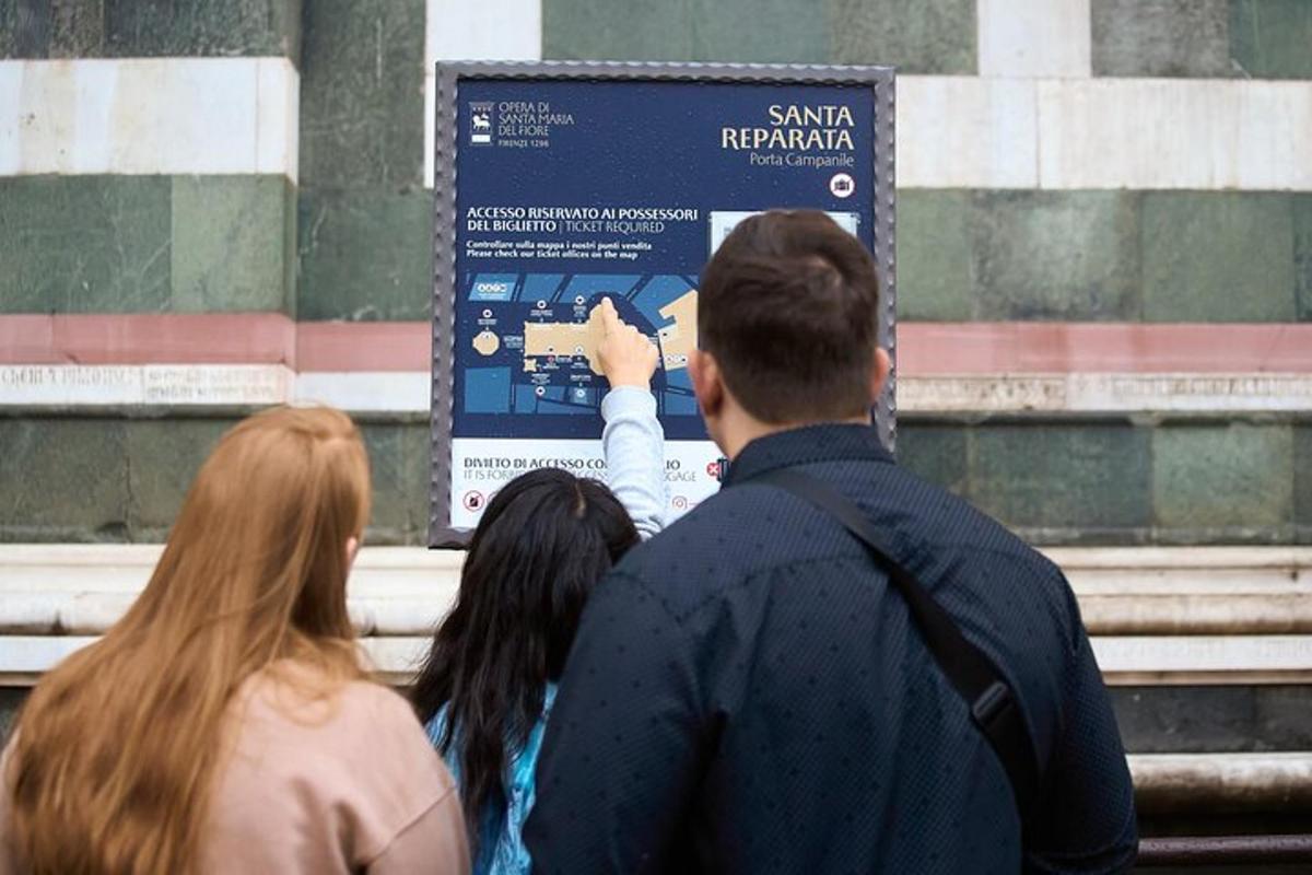 grupp inimesi, kes seisavad sildi ees