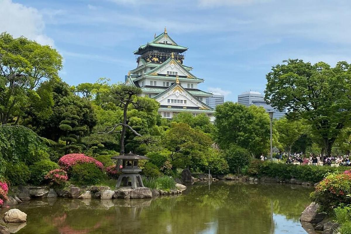 sebuah bangunan besar dengan menara jam di taman