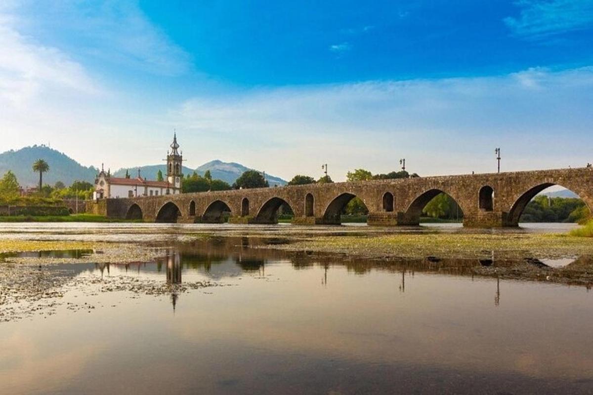 un ponte sopra uno specchio d'acqua