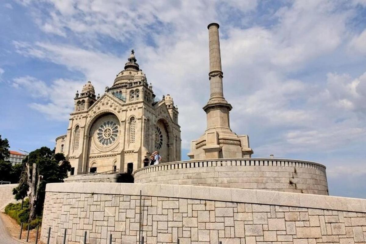 un edificio con una torre dell'orologio e un monumento