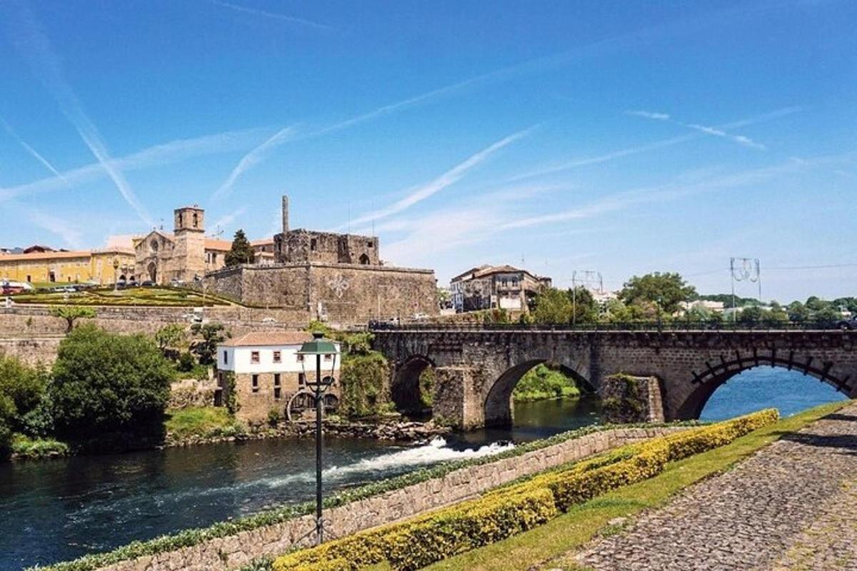 un ponte sopra un fiume con un castello sullo sfondo