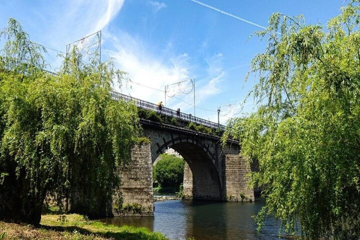 due persone che camminano su un ponte sopra un fiume