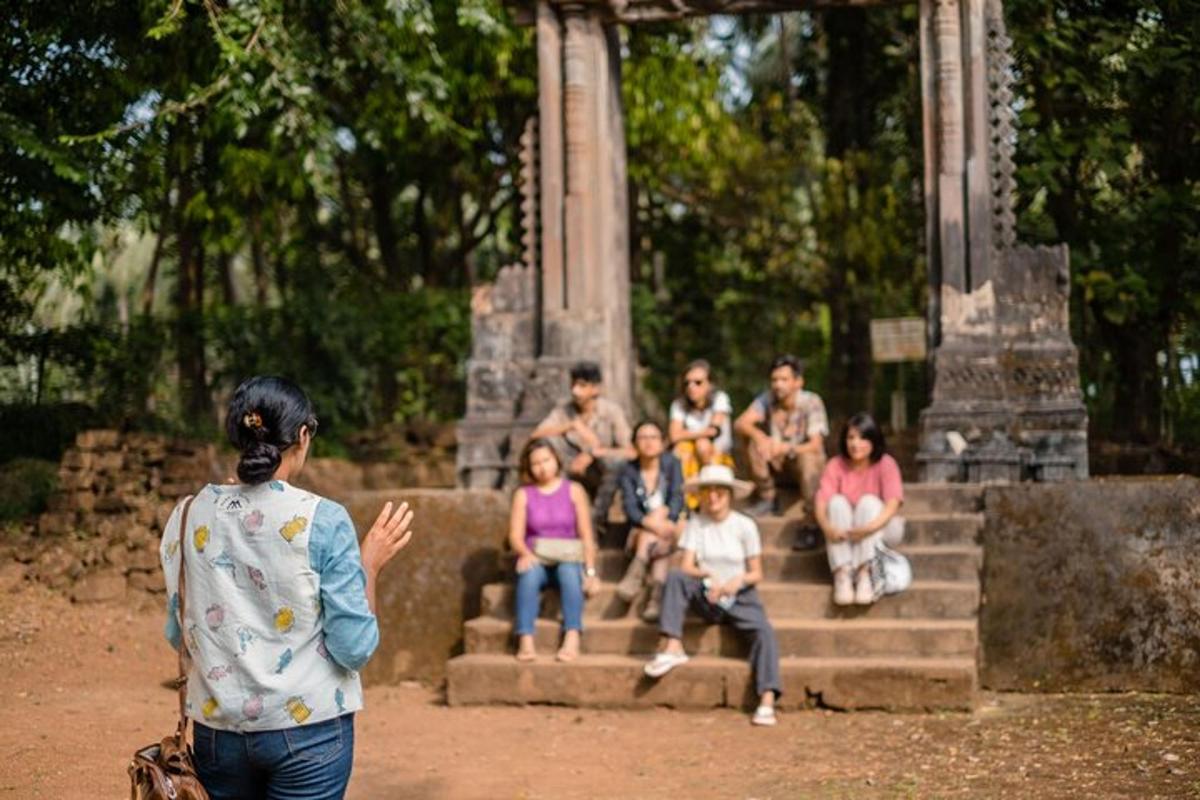 sekumpulan orang berdiri di hadapan monumen