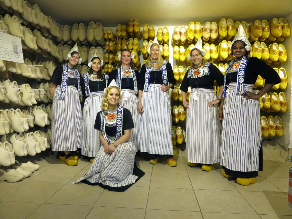 egy csoport nő pózol egy képhez egy boltban