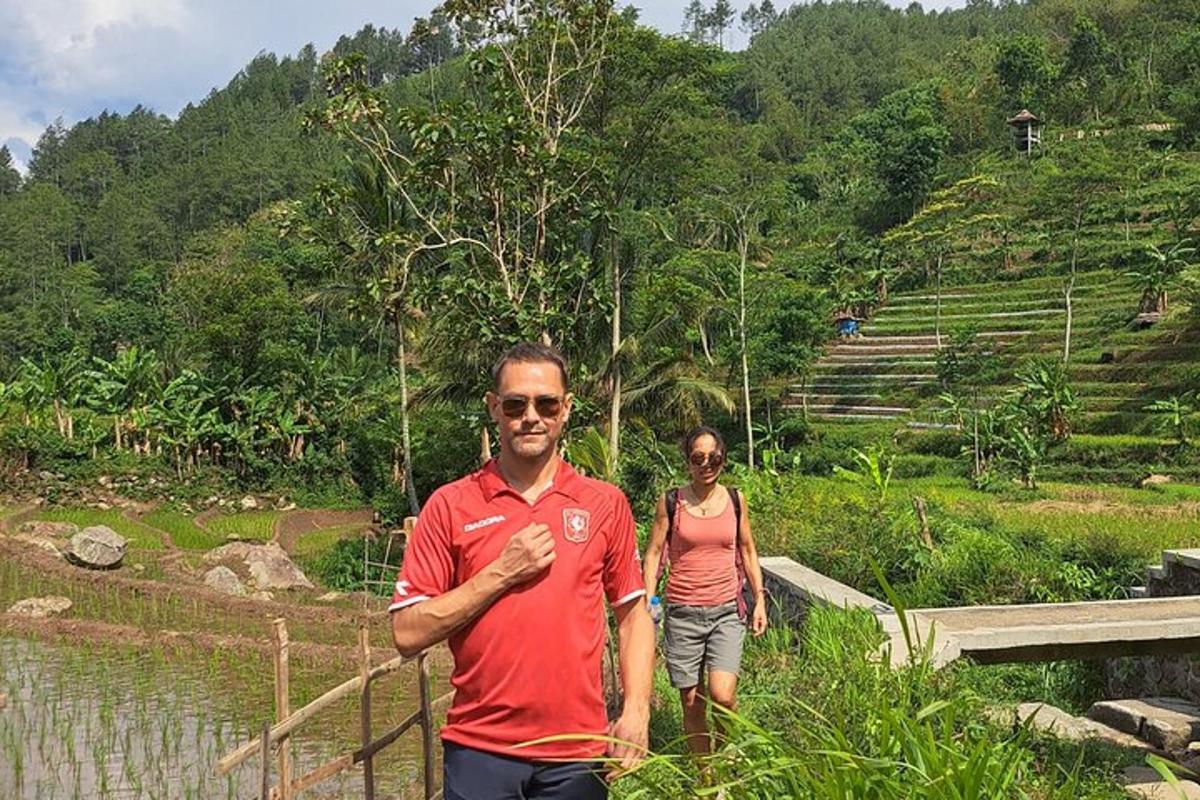 un uomo e una donna in piedi su un ponte vicino a un fiume