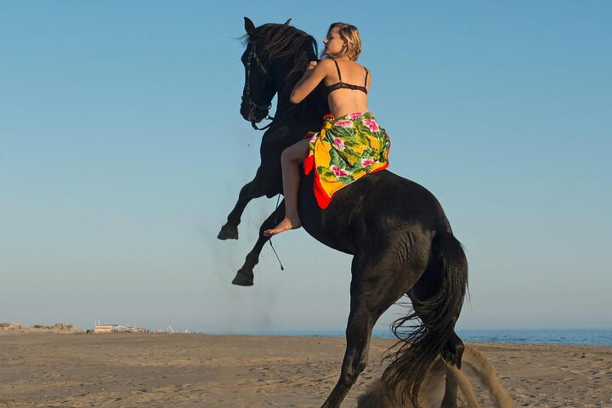 egy nő lovagol a tengerparton