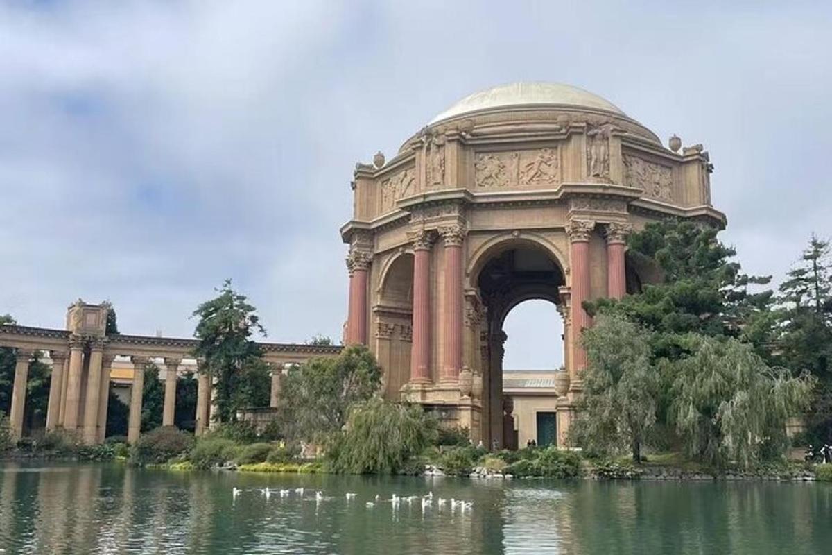 un gran edifici amb un arc al mig d'un llac