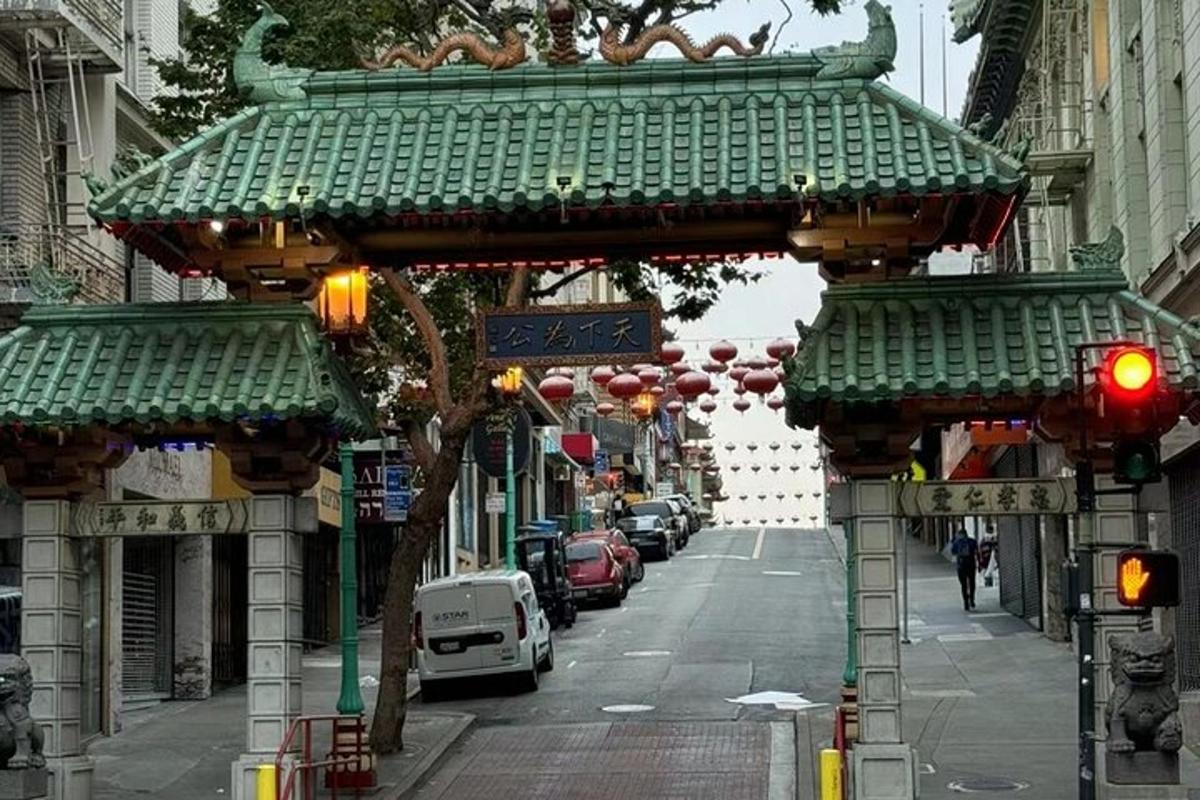 un carrer amb un arc asiàtic i un semàfor