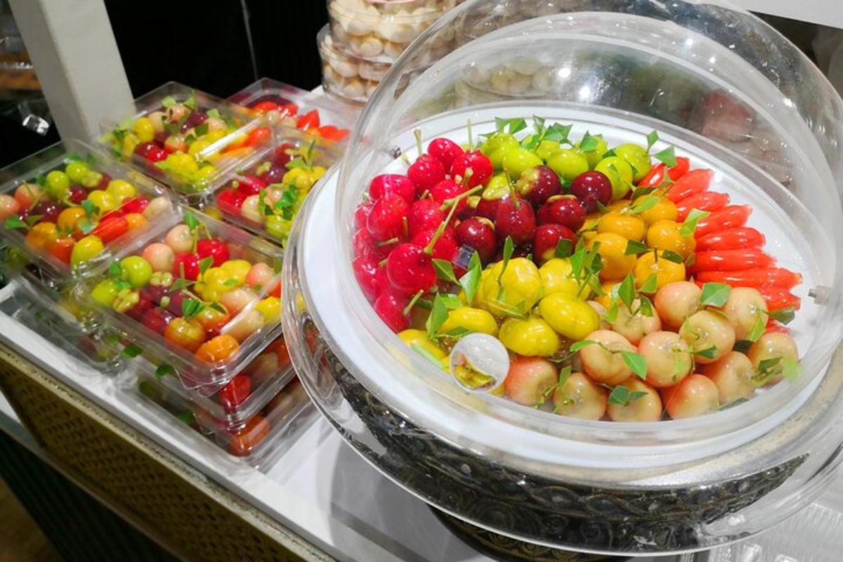 paparan buah-buahan dan sayur-sayuran di dalam peti sejuk