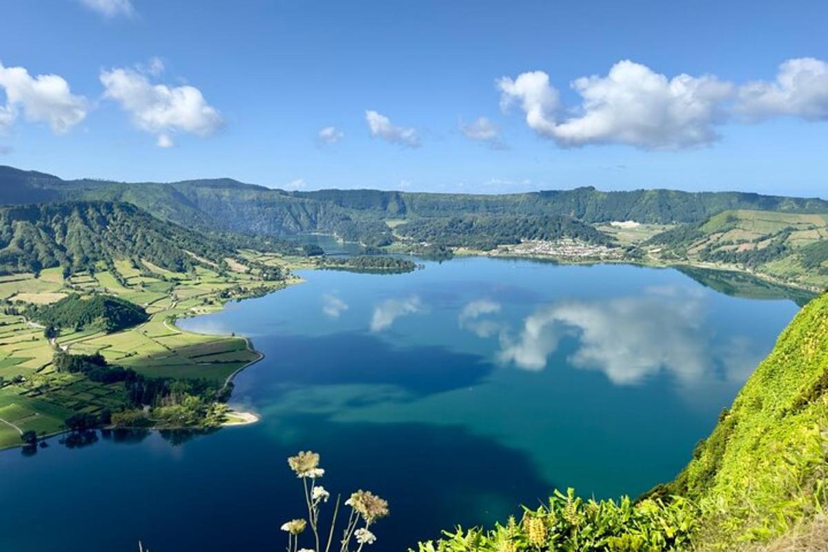 pohled na jezero v horách