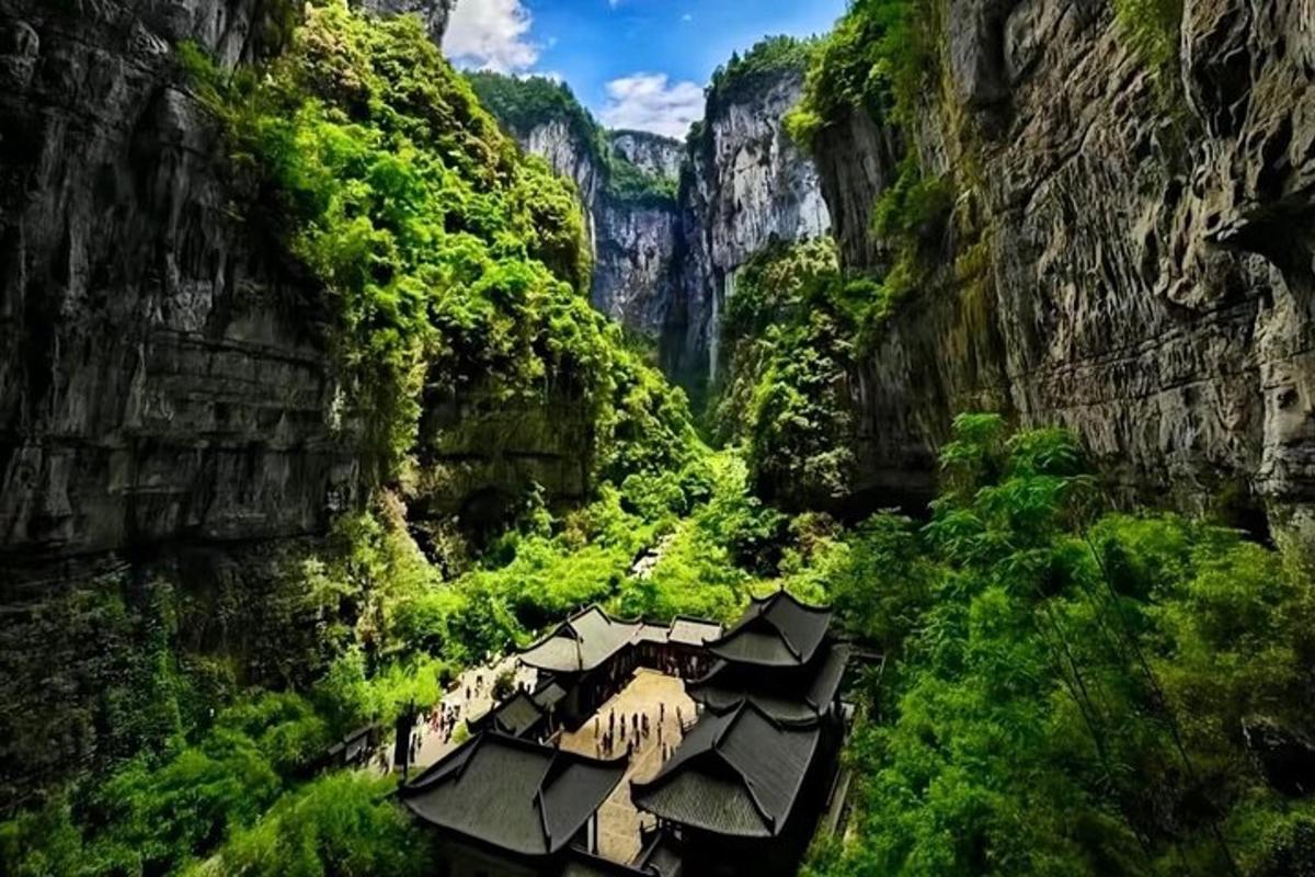 峡谷中间的一座建筑
