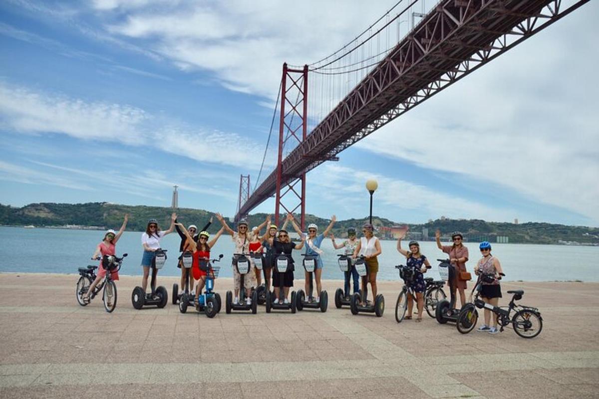Un grupo de personas en bicicleta bajo un puente.