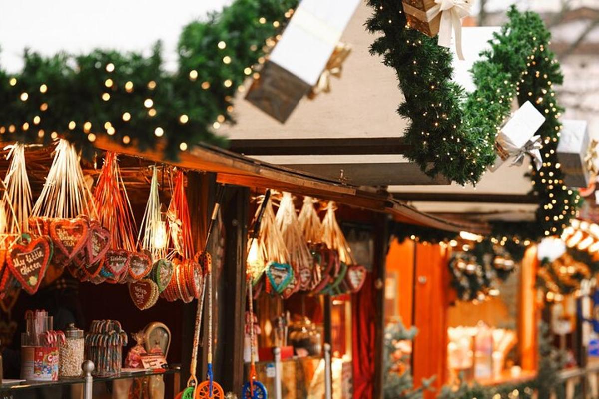 Una tienda con adornos navideños en la parte superior.