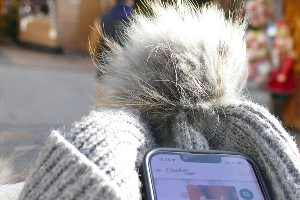 uma pessoa usando uma luva segurando um telefone celular com um psicsnsicsnsics
