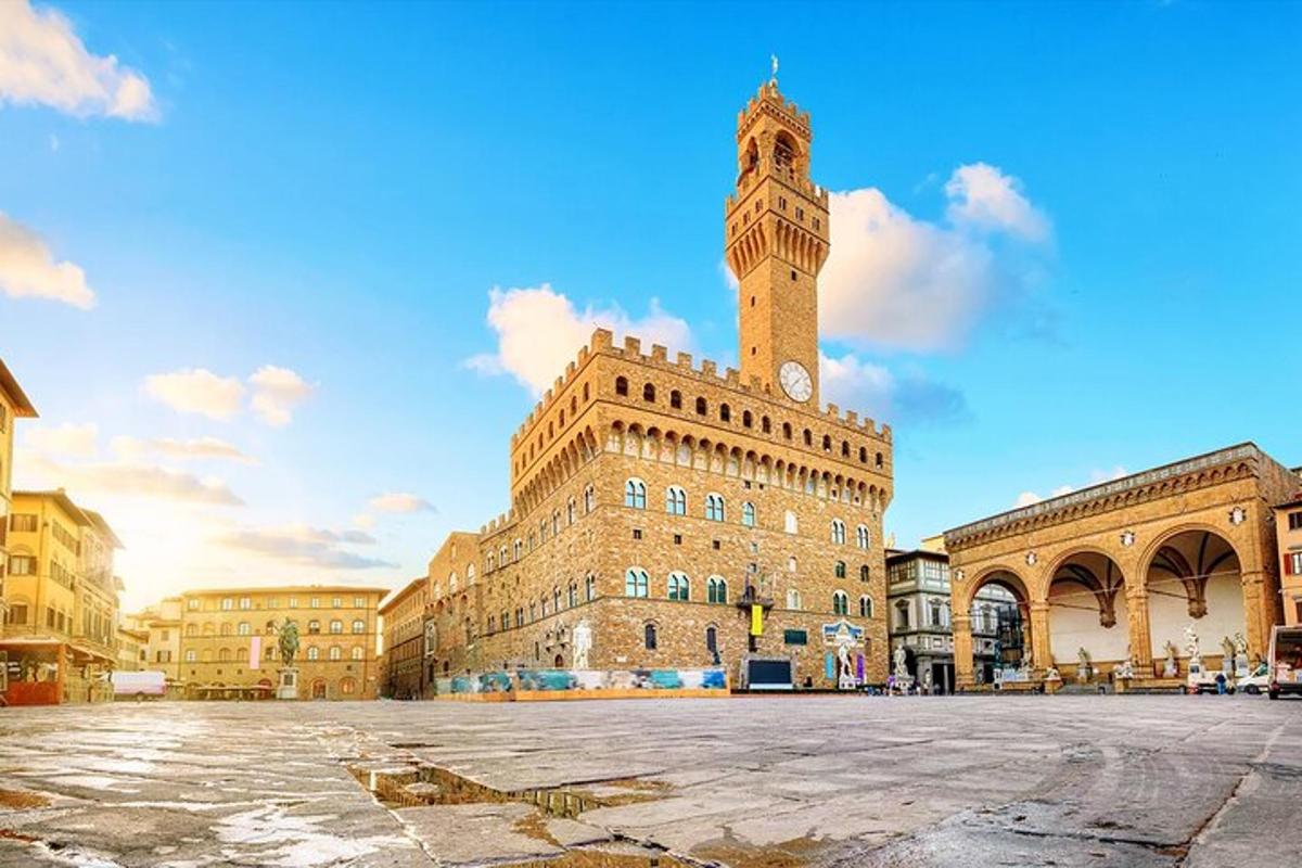 un grande edificio con una torre dell'orologio in cima