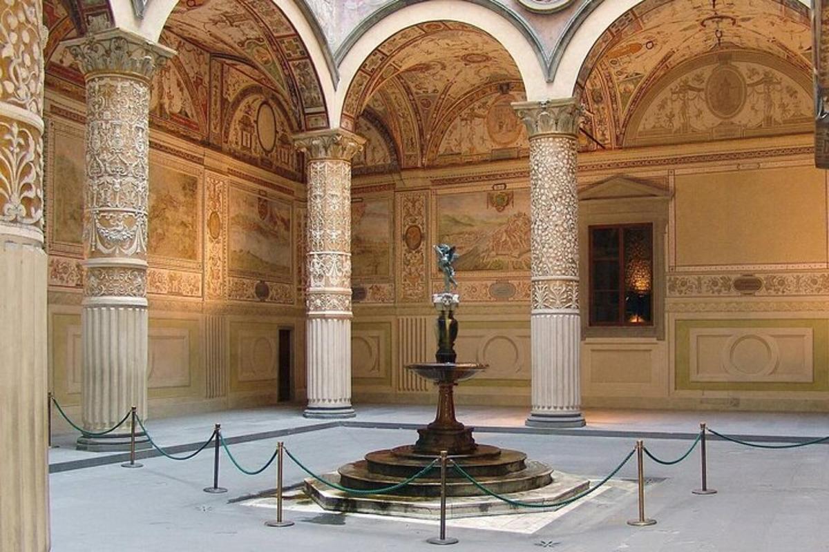 una stanza con una fontana al centro di un edificio