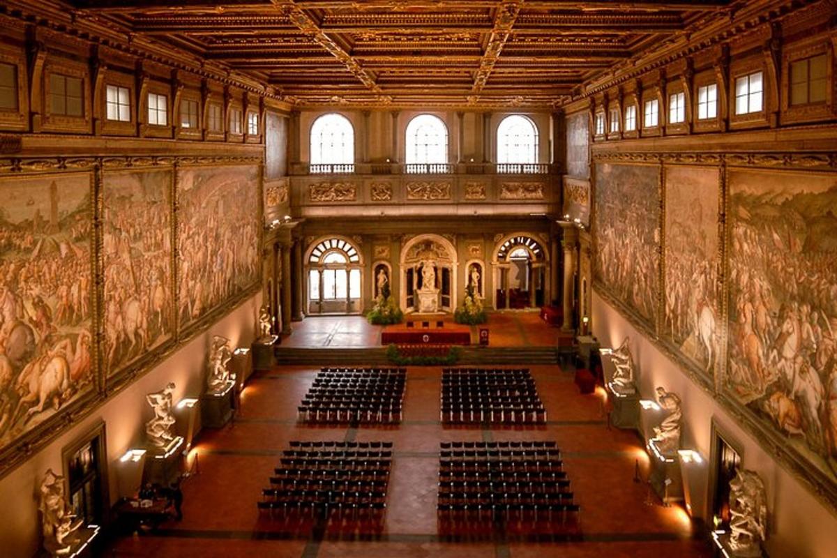 un'immagine di una sala con dipinti alle pareti